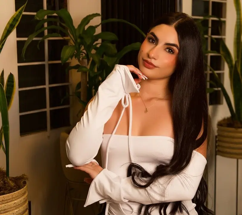 “A Curvy Muse Ready To Make It Unforgettable.” 1