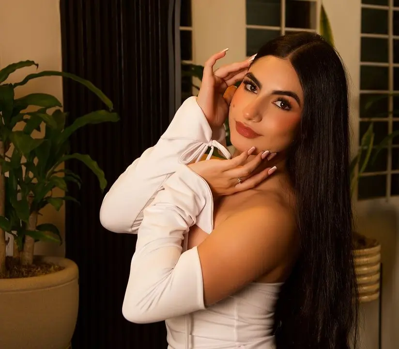 “A Curvy Muse Ready To Make It Unforgettable.” 2